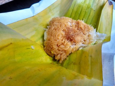 Ketan kinco ya da ketan kinka. Glutinous Rice, rendelenmiş hindistan cevizi ve sıvı kahverengi şekerden yapılan geleneksel Cava atıştırmalıkları. Muz yaprağı tabanında servis edilmiş. Kahvaltı ya da çay saati aperatifi olarak tüketilir