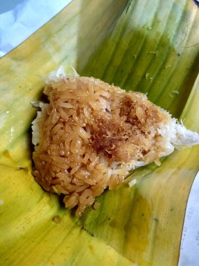 Ketan kinco ya da ketan kinka. Glutinous Rice, rendelenmiş hindistan cevizi ve sıvı kahverengi şekerden yapılan geleneksel Cava atıştırmalıkları. Muz yaprağı tabanında servis edilmiş. Kahvaltı ya da çay saati aperatifi olarak tüketilir