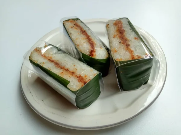 Lemper Ayam Indonezyjska Pikantna Przekąska Wykonana Kleistego Ryżu Wypełniona Nitką — Zdjęcie stockowe