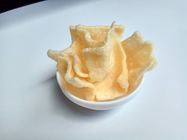 Kerupuk terigu ya da un krakerleri. Çıtır ve tuzlu. Endonezya yemeği ya da atıştırmalık olarak. Beyaz bir kasenin içine yerleştirilmiş..