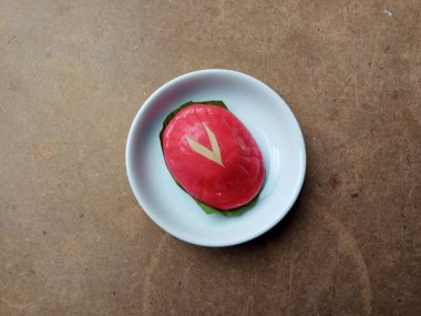 Ang ku koe ya da Kırmızı Kaplumbağa Keki, Çin 'in geleneksel pastasıdır. Endonezya 'da da Kue Ku olarak popülerdir. Kırmızı çiğnenmiş deri ve içinde fasulye ezmesi var. Beyaz küçük bir tabakta, ahşap bir masada.