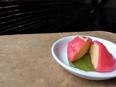 Ang ku koe ya da Kırmızı Kaplumbağa Keki, Çin 'in geleneksel pastasıdır. Endonezya 'da da Kue Ku olarak popülerdir. Kırmızı çiğnenmiş deri ve içinde fasulye ezmesi var. Beyaz küçük bir tabakta, ahşap bir masada.