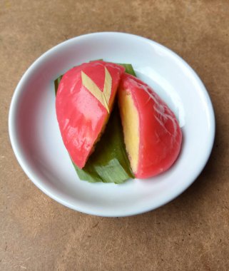 Ang ku koe ya da Kırmızı Kaplumbağa Keki, Çin 'in geleneksel pastasıdır. Endonezya 'da da Kue Ku olarak popülerdir. Kırmızı çiğnenmiş deri ve içinde fasulye ezmesi var. Beyaz küçük bir tabakta, ahşap bir masada.