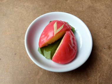 Ang ku koe ya da Kırmızı Kaplumbağa Keki, Çin 'in geleneksel pastasıdır. Endonezya 'da da Kue Ku olarak popülerdir. Kırmızı çiğnenmiş deri ve içinde fasulye ezmesi var. Beyaz küçük bir tabakta, ahşap bir masada.