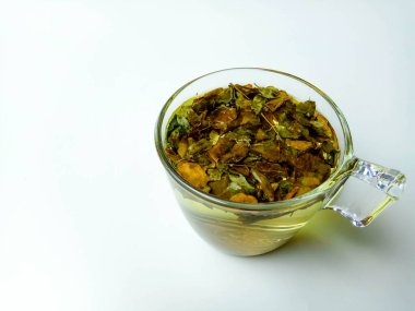 Moringa oleifera bitkisel çay gibi, şeffaf bardağın içinde. Beyaz arkaplanda izole