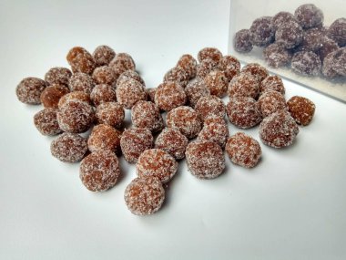 Demirhindi şekeri. Demirhindi ezmesinden yapılmış ve şekerle kaplanmış tatlı ve ekşi şeker..