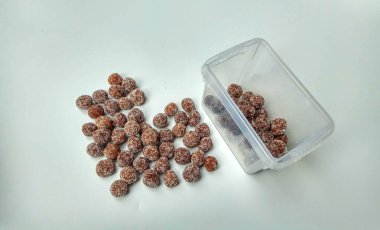 Demirhindi şekeri. Demirhindi ezmesinden yapılmış ve şekerle kaplanmış tatlı ve ekşi şeker..