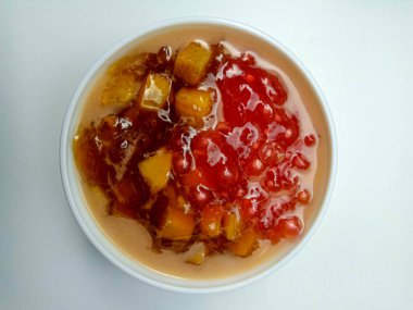 Endonezya Tatlı Lapası karışımı: bubur mutiara (sago inci lapası) & bubur ubi manis (tatlı patates lapası). Endonezya 'da kahvaltı menüsü