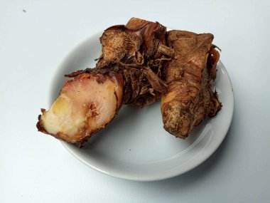 Alpinia galanga rhizome, beyaz arkaplanda izole.