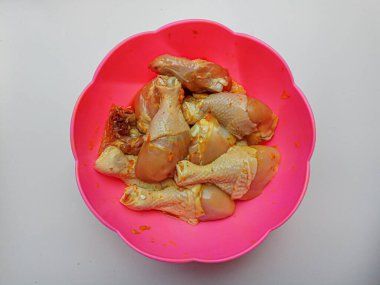 Pişmemiş tavuk dilimleri, zerdeçal macunuyla tatlandırılmış.