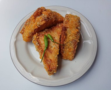 Ragout ile doldurulmuş krakerler, Endonezya 'da popüler vejetaryen aperatifler. Beyaz arkaplanda izole.