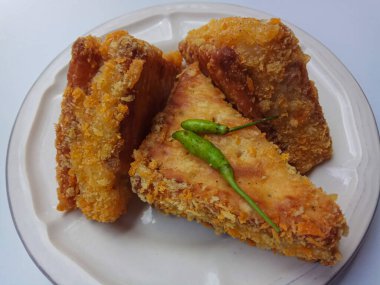 Ragout ile doldurulmuş krakerler, Endonezya 'da popüler vejetaryen aperatifler. Beyaz arkaplanda izole.