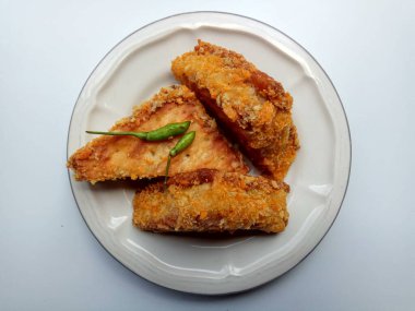 Ragout ile doldurulmuş krakerler, Endonezya 'da popüler vejetaryen aperatifler. Beyaz arkaplanda izole.