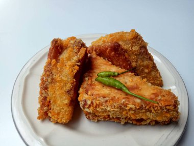 Ragout ile doldurulmuş krakerler, Endonezya 'da popüler vejetaryen aperatifler. Beyaz arkaplanda izole.