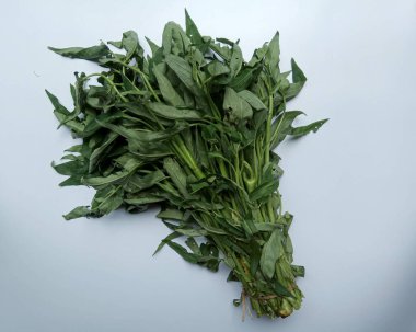 Bir grup Ipomoea Aquatica, beyaz arka planda izole edilmiş.