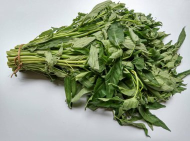 Bir grup Ipomoea Aquatica, beyaz arka planda izole edilmiş.