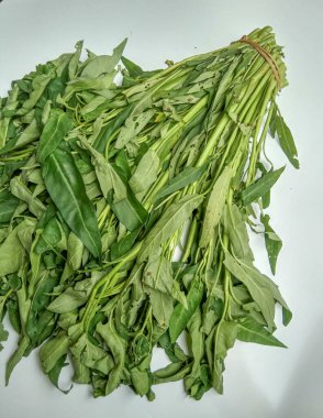 Bir grup Ipomoea Aquatica, beyaz arka planda izole edilmiş.