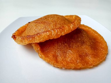 İki parça bowsprit keki ya da kue guguk. Endonezya geleneksel pastası, undan ve esmer şekerden yapılır..