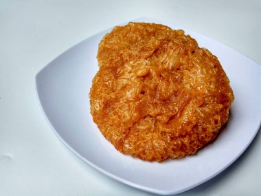 İki parça bowsprit keki ya da kue guguk. Endonezya geleneksel pastası, undan ve esmer şekerden yapılır..