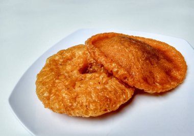 İki parça bowsprit keki ya da kue guguk. Endonezya geleneksel pastası, undan ve esmer şekerden yapılır..