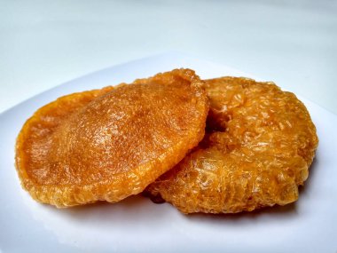 İki parça bowsprit keki ya da kue guguk. Endonezya geleneksel pastası, undan ve esmer şekerden yapılır..