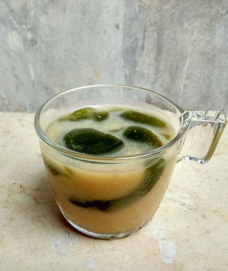 Hindistan cevizi sütü ve sıvı palmiye şekerli yeşil çimen jölesi, şeffaf bir bardakta, Endonezya 'dan