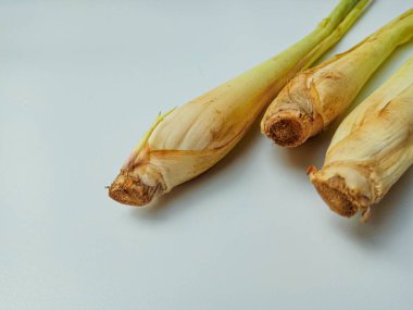 Cymbopogon sitratus veya limon otu. Kapatın. Beyaz arkaplanda izole