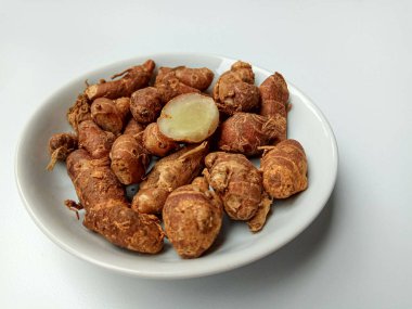 Kaempferia galanga rhizomes ya da kencur, ya da aromatik zencefil, ya da toprak kaplı kum zencefili.