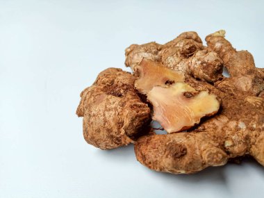 Zingiber officinale rhizome ya da toprak kaplı zencefil kökü, küçük beyaz tabakta. Beyaz arkaplanda izole edilmiş.