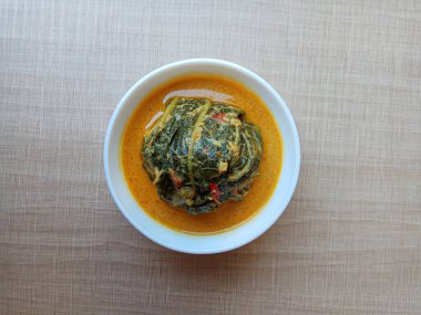 Buntil, papaya yapraklarından yapılan geleneksel Java yemeği, içinde ançüez balığı ve Hindistan cevizi rendelenmiş, top şeklinde. Baharatlı hindistan cevizi sütüyle.