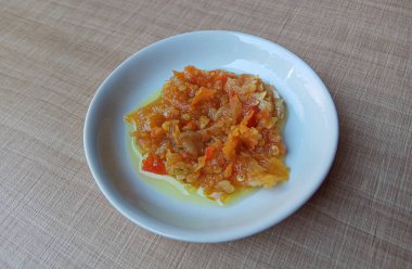Sambal matang ya da Endonezya 'dan geleneksel acı biber sosu, kabaca sıcak yağla ezilip pişirilmiş. Beyaz küçük bir tabağa yerleştirilmiş..