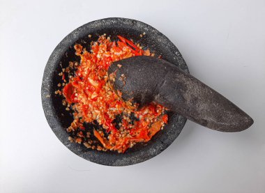 Endonezya 'dan gelme Sambal ya da geleneksel biber sosu. Taş havan ve tokmak ile yeni yapılmış. Kuş gözü kırmızı biber yayıldı.
