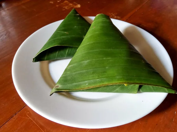 Tempeh Tempe Processed Soy Product Wrapped Banana Leaves Triangular Shape — Stock Photo, Image