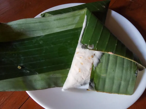 Tempeh Tempe Işlenmiş Soya Ürünü Muz Yapraklarına Sarılmış Üçgen Şekilli — Stok fotoğraf