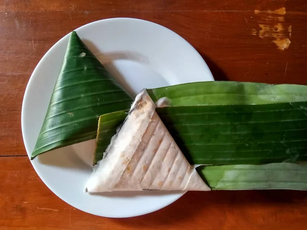 Tempeh Tempe 바나나 삼각형 모양으로 제품이다 접시에 — 스톡 사진