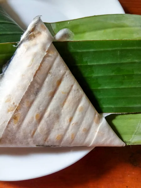 Tempeh Tempe Işlenmiş Soya Ürünü Muz Yapraklarına Sarılmış Üçgen Şekilli — Stok fotoğraf