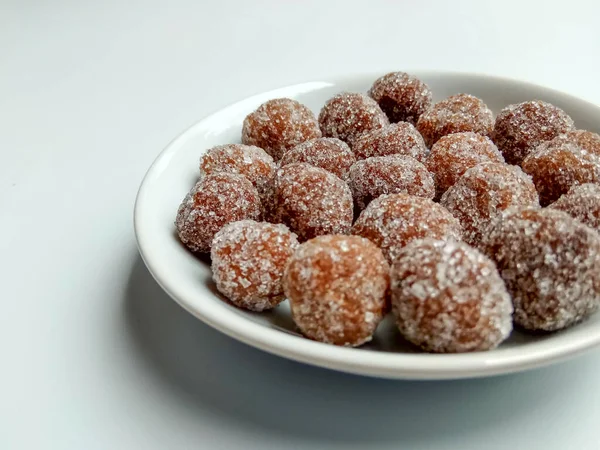 Dulces Tamarindo Colocados Dentro Plato Pequeño Blanco Dulces Agridulces Hechos — Foto de Stock