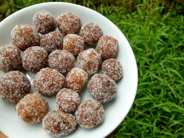 Tamarind Bonbóny Umístěné Uvnitř Bílého Malého Talíře Sladkokyselé Bonbóny Tamarindové — Stock fotografie