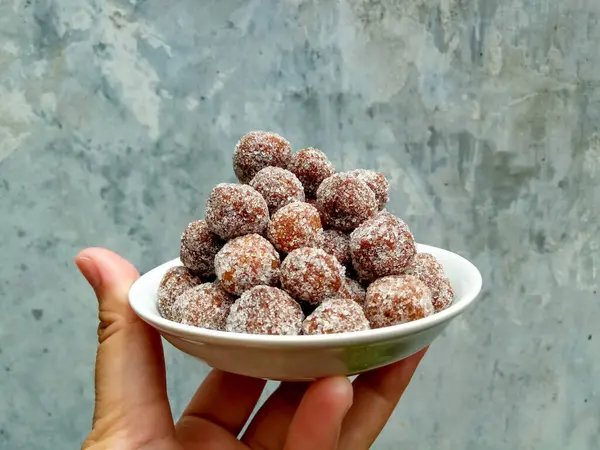 Dulces Tamarindo Colocados Dentro Plato Pequeño Blanco Dulces Agridulces Hechos —  Fotos de Stock