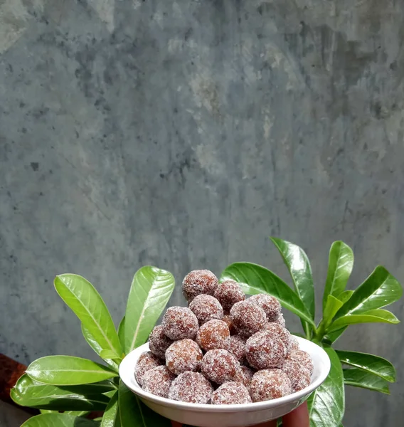 Słodycze Tamarind Umieszczone Białym Małym Talerzu Słodko Kwaśne Cukierki Wykonane — Zdjęcie stockowe