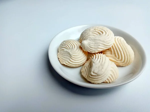 Spritzクッキー またはインドネシア語でカスタードクッキーやロティの精神 貝の殻のような形をしたクッキー 白い小皿の中に置かれた — ストック写真