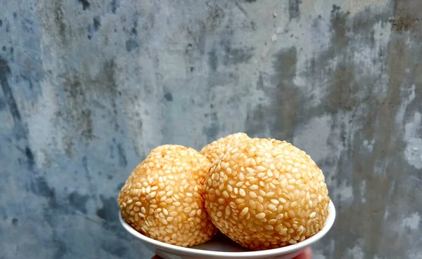 Três Bolas Gergelim Fritas Com Recheio Feijão Mungo Chamado Onde — Fotografia de Stock