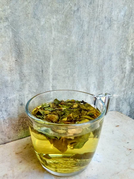 Moringa Oleifera作为草药茶 在透明的玻璃杯中 — 图库照片