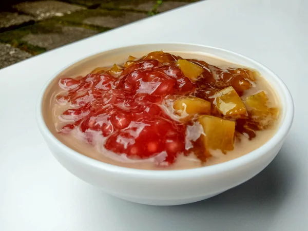 インドネシアのデザートの組み合わせ粥 ブバームティアラ サゴ真珠のお粥 ブバー マニス サツマイモのお粥 インドネシアの朝食メニュー — ストック写真