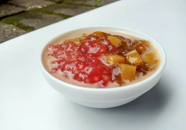 インドネシアのデザートの組み合わせ粥 ブバームティアラ サゴ真珠のお粥 ブバー マニス サツマイモのお粥 インドネシアの朝食メニュー — ストック写真