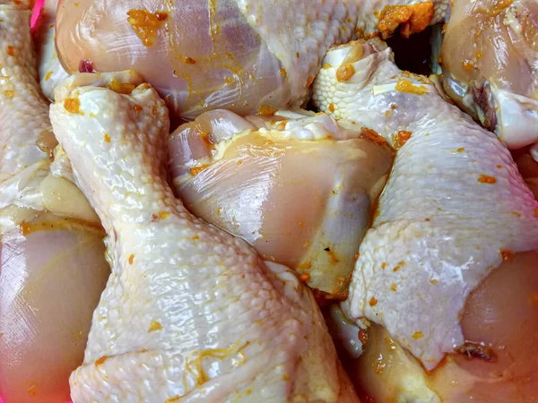 Styckningsdelar Okokt Kyckling Kryddade Med Gurkmeja — Stockfoto
