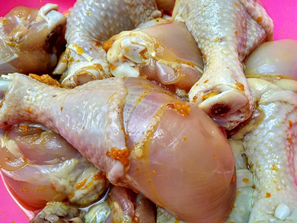 調理されていない鶏の片をカット ウコンペーストで味付け — ストック写真