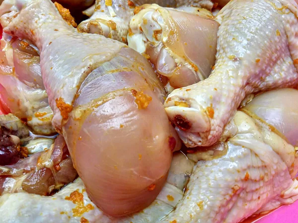 調理されていない鶏の片をカット ウコンペーストで味付け — ストック写真