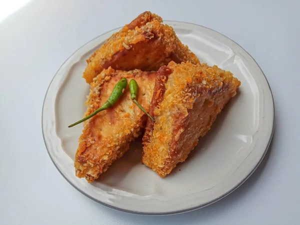 Ragout ile doldurulmuş krakerler, Endonezya 'da popüler vejetaryen aperatifler. Beyaz arkaplanda izole.
