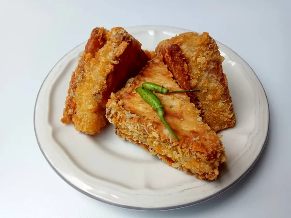 Ragout ile doldurulmuş krakerler, Endonezya 'da popüler vejetaryen aperatifler. Beyaz arkaplanda izole.